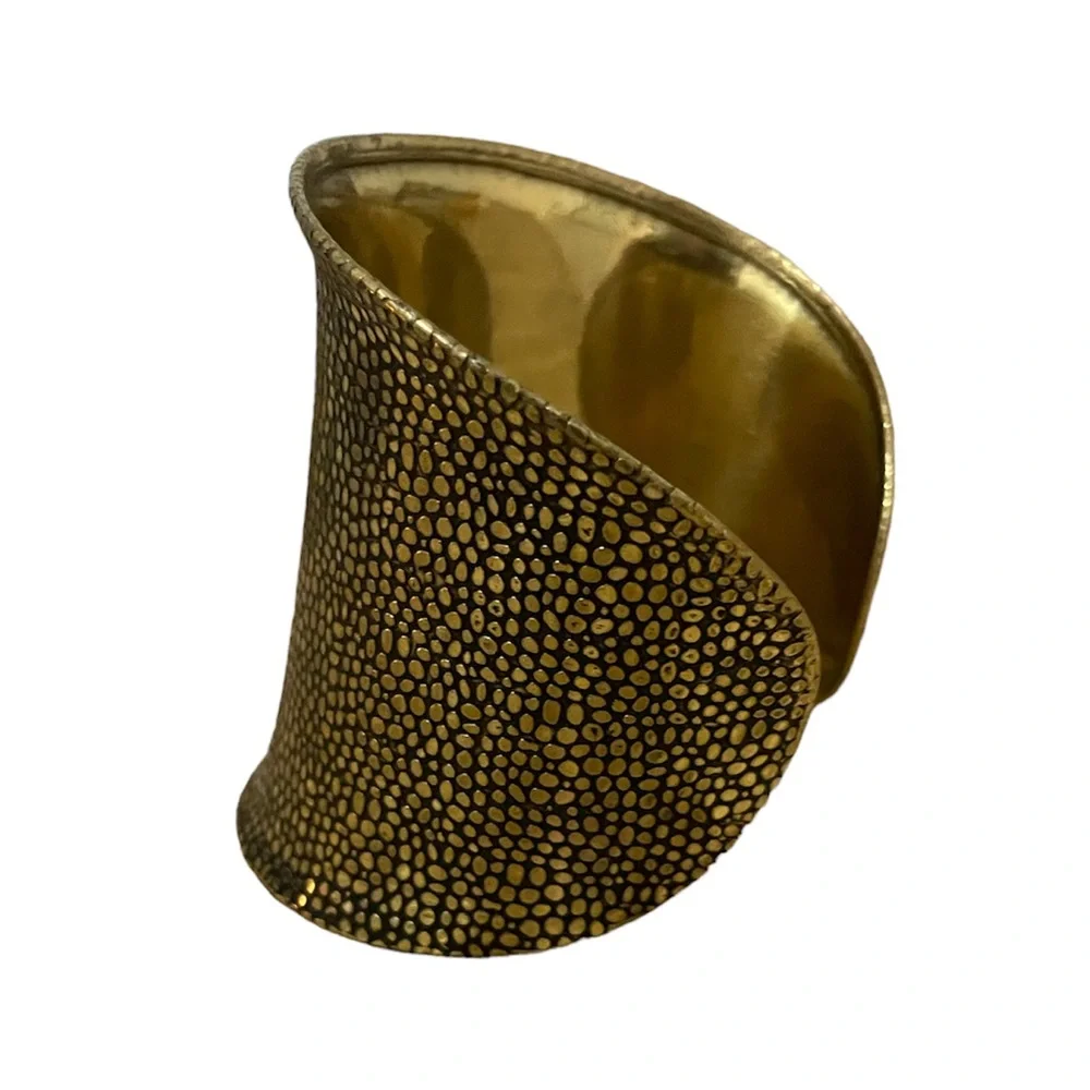 Textured gold cuff - Picture 2 of 3